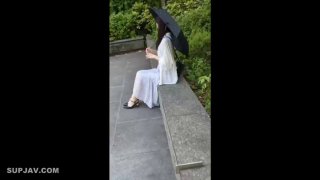 年轻漂亮小美女先和炮友车震 然后自慰揉穴 无毛粉嫩十分诱人